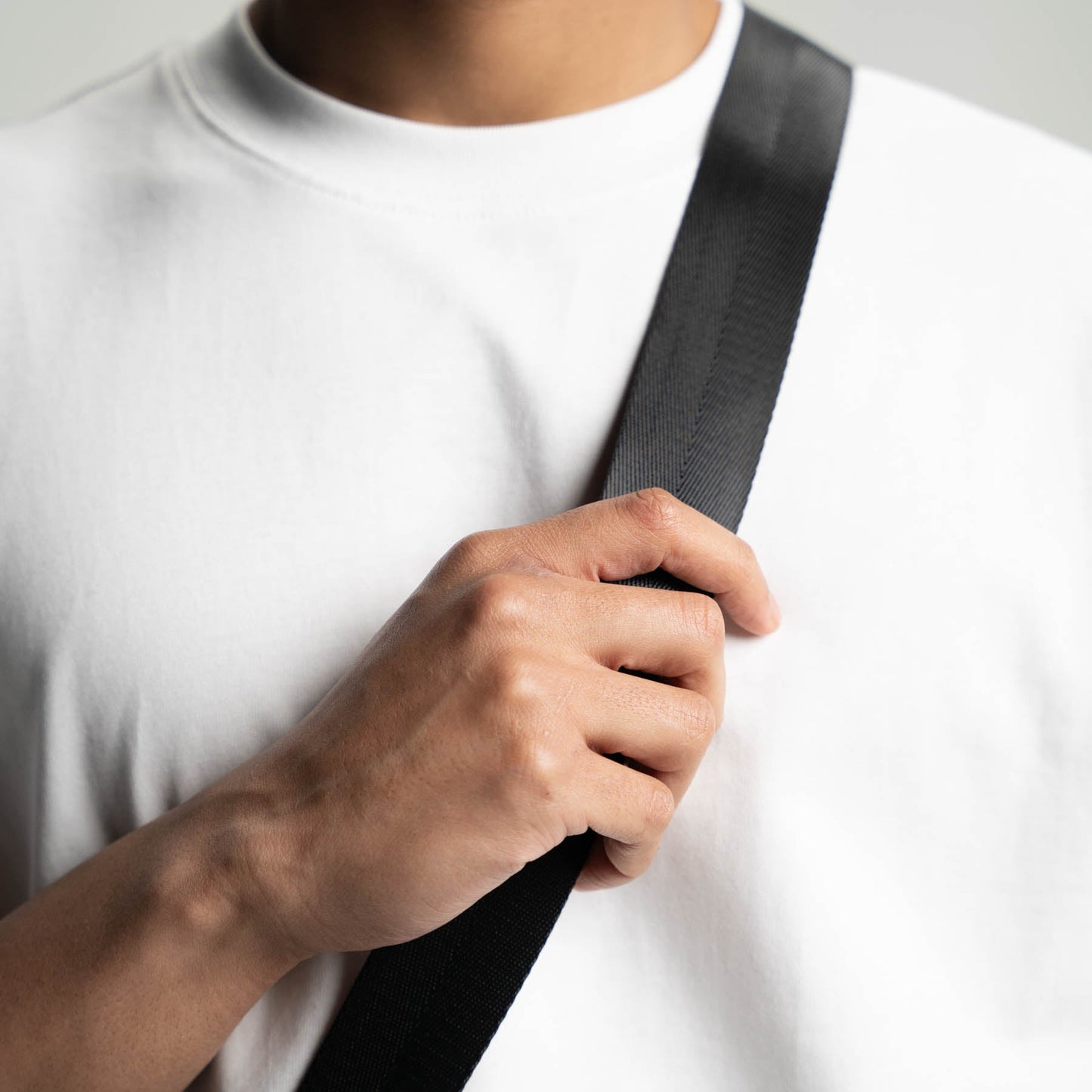 SäkraSling™ | Det smarta, säkra och eleganta sättet att bära med sig det viktigaste – handsfree och bekymmersfritt.