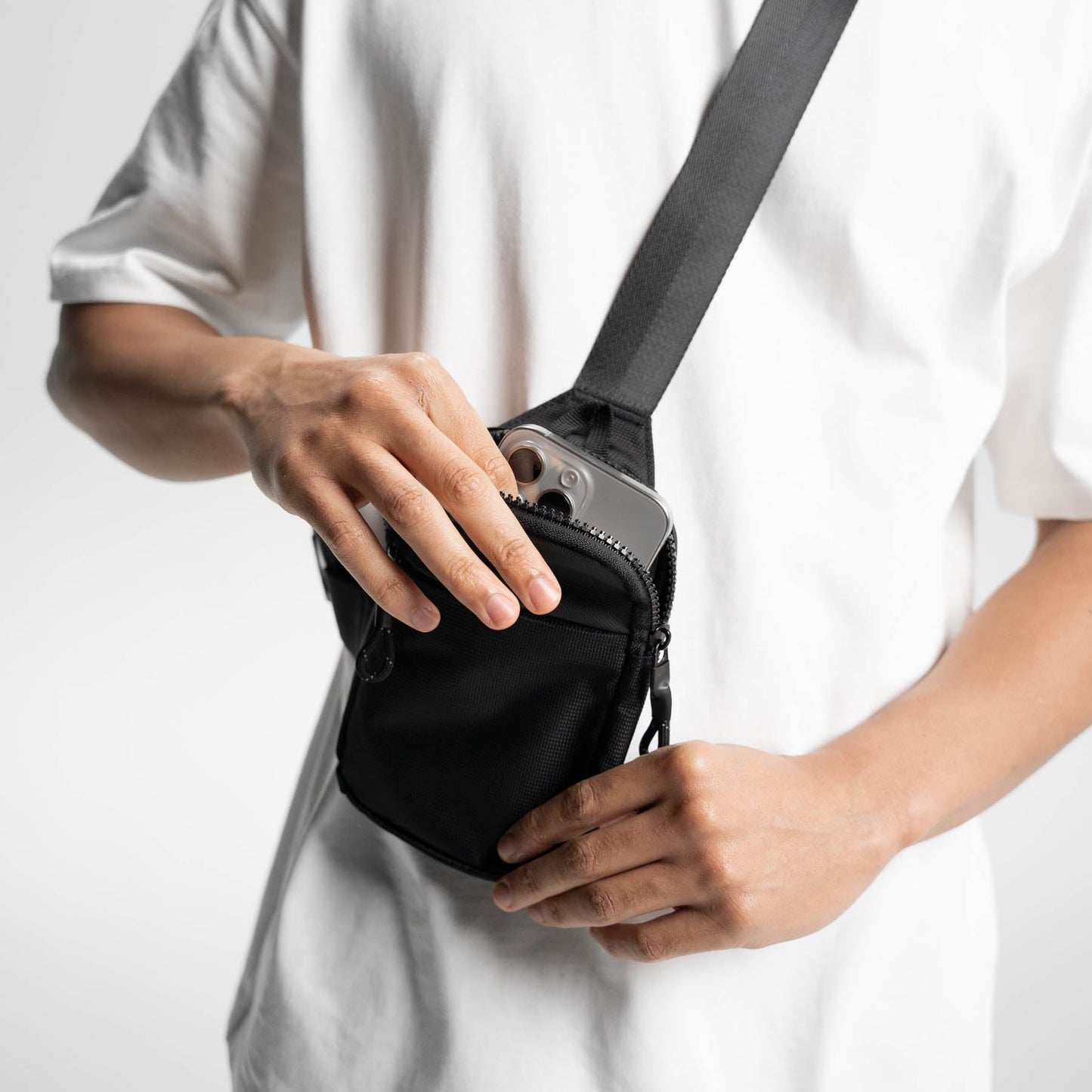 SäkraSling™ | Det smarta, säkra och eleganta sättet att bära med sig det viktigaste – handsfree och bekymmersfritt.