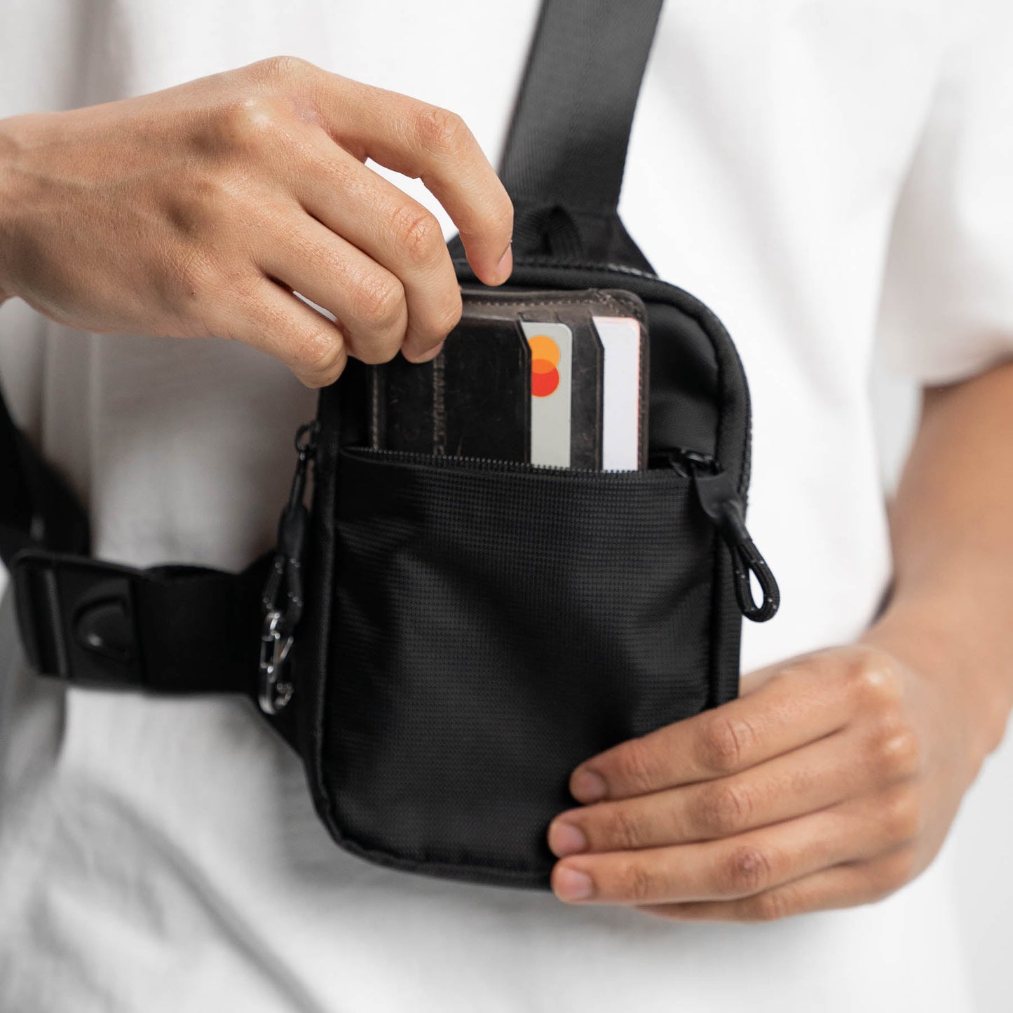 SäkraSling™ | Det smarta, säkra och eleganta sättet att bära med sig det viktigaste – handsfree och bekymmersfritt.