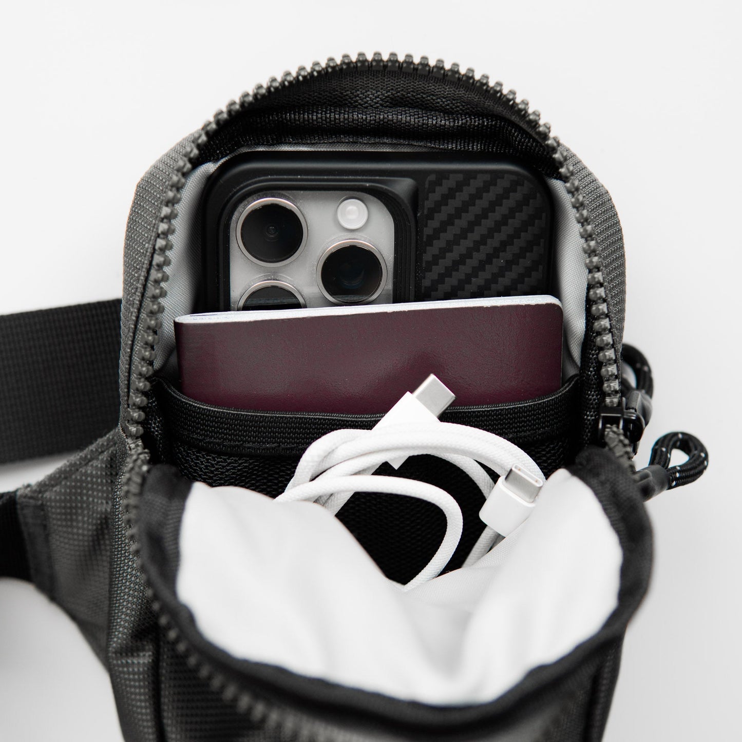 SäkraSling™ | Det smarta, säkra och eleganta sättet att bära med sig det viktigaste – handsfree och bekymmersfritt.