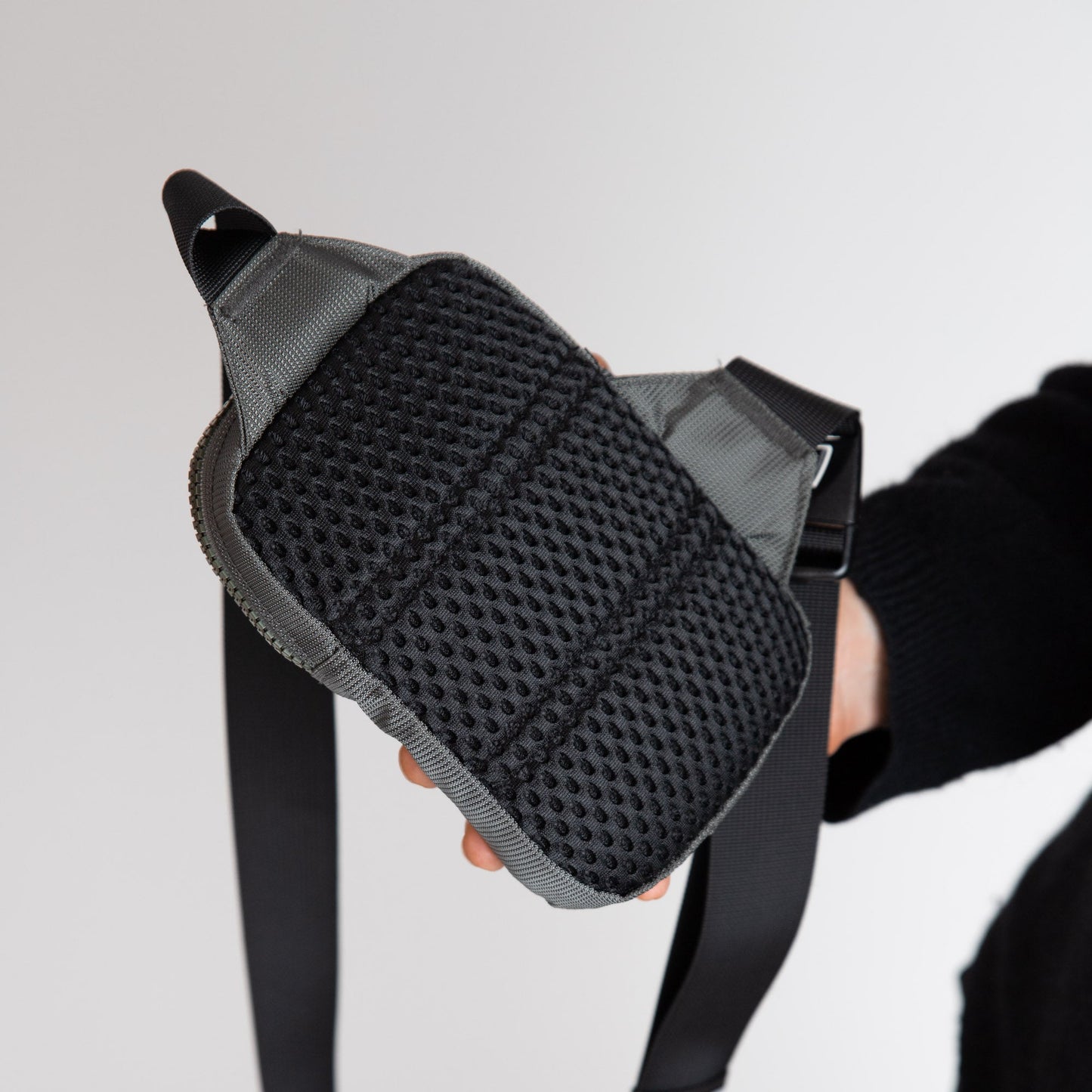 SäkraSling™ | Det smarta, säkra och eleganta sättet att bära med sig det viktigaste – handsfree och bekymmersfritt.